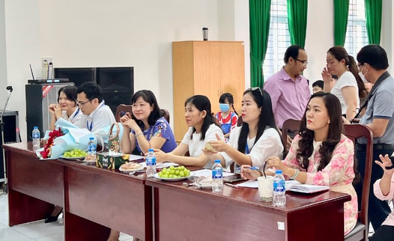 VGCT TRAO TẶNG HỌC BỔNG CHO TRẺ EM KHUYẾT TẬT TRƯỜNG PHỔ THÔNG ĐẶC BIỆT NGUYỄN ĐÌNH CHIỂU